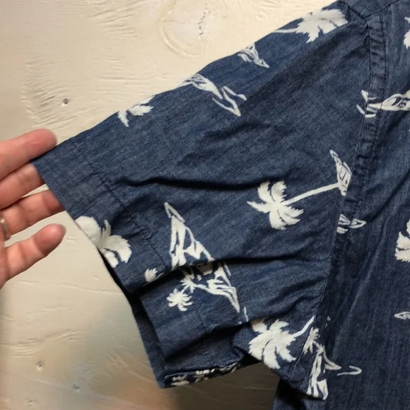Old Navy Hawiian shirt Men's XL Slim-Fit Printed Chambray Shirt - Picture 5 of 16